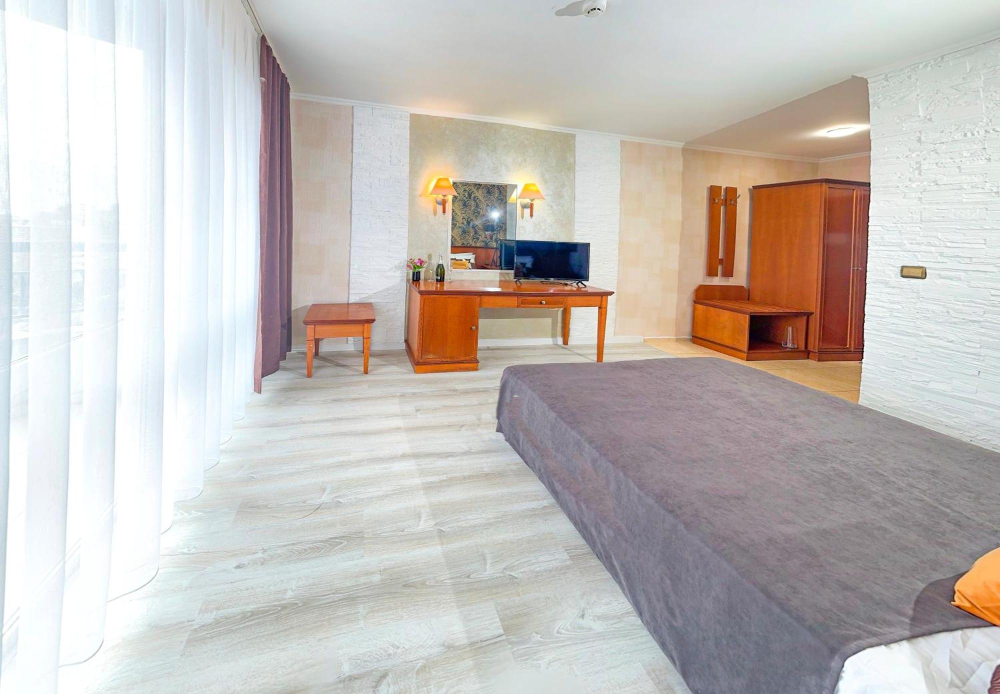 Hotel Yo Saints Constantine and Helena Exteriör bild